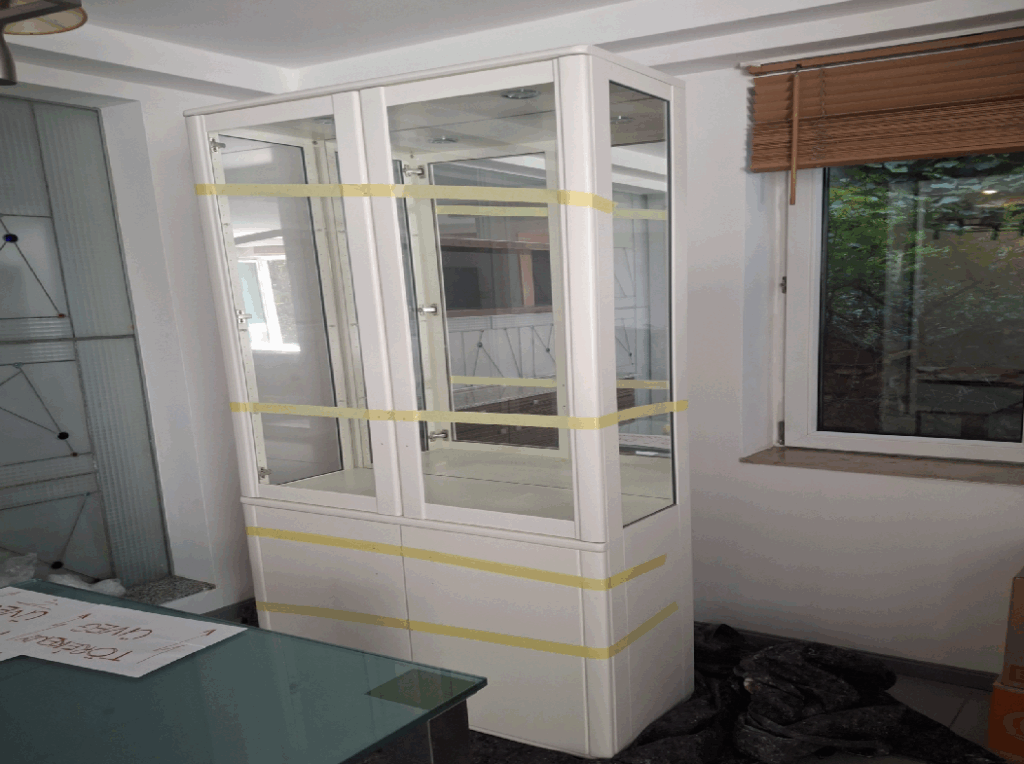 Helytelen bútor csomagolás. Ragasztás közvetlenül a fára.