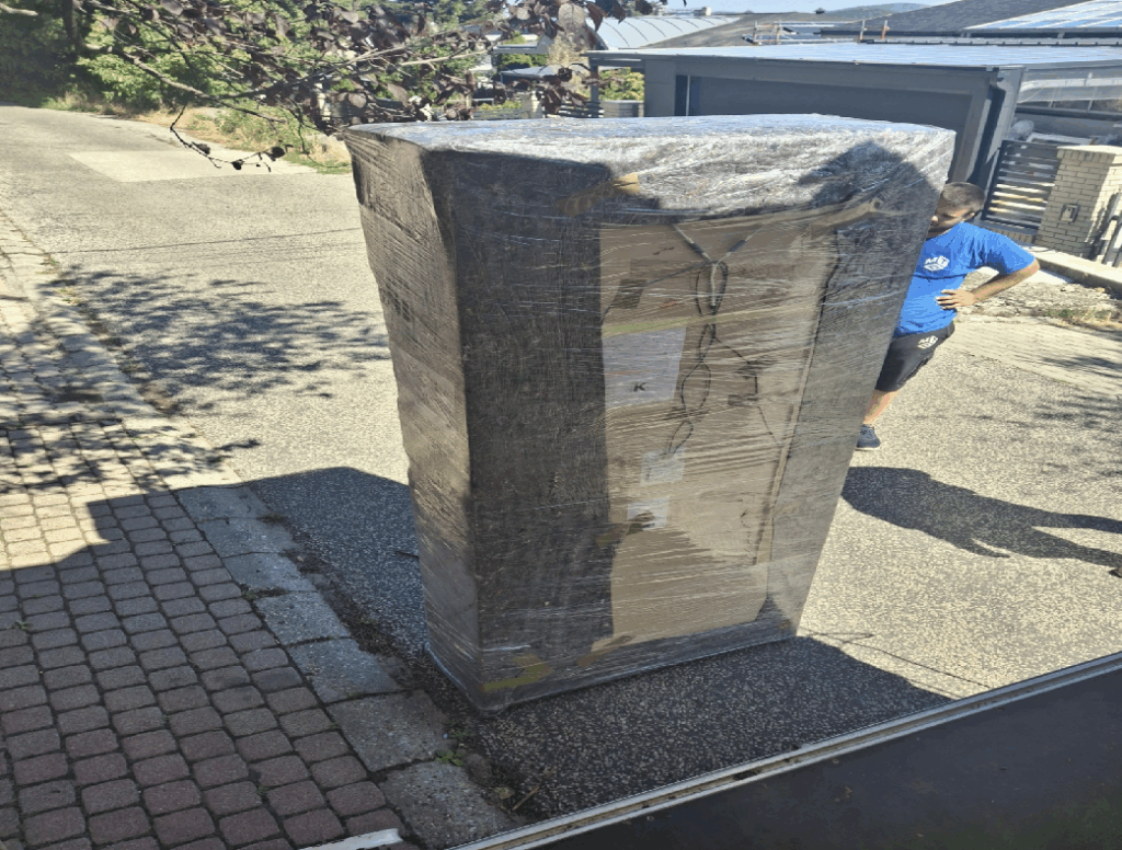 Hűtőszekrény biztonságos, szakszerű szállítása.